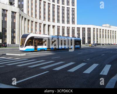 Moskau, Russland, 15. September 2025: Eine Straßenbahn ohne Freileitungen auf der Sacharow-Allee. Reisen durch Moskau. Stockfoto