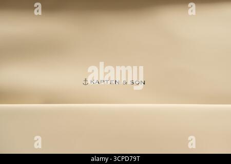 Deutschland Berlin 25. September 2025. Logo „Kapten and Son“ auf beigefarbenem Rucksackmaterial aufgedruckt. Nahaufnahme hebt das Branding hervor. Stockfoto