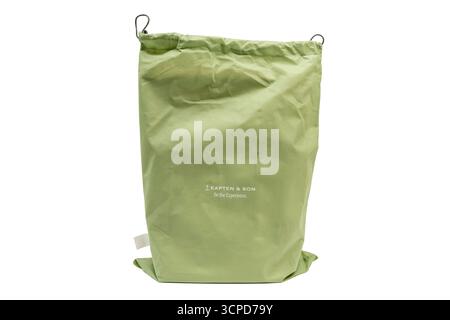 Deutschland Berlin 25. September 2025. Grüne Kapten und Son Bag. Hellgrüne Kapten- und Son-Tasche mit Kordelzug, fotografiert auf weißem Hintergrund. Das f Stockfoto