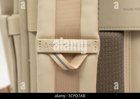 Deutschland Berlin 25. September 2025. Beigefarbenes Rucksackband Nahaufnahme mit geprägtem Kapten- und Son-Logo. Zeigt Nähte und gewebte Riemen. Stockfoto