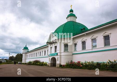 Svirstroy, Russland - 26. August 2025: Verklärungskomplex des Alexander-Svirski-Klosters im Sommer Stockfoto
