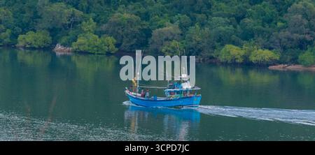 Küstenleben. Ein traditionelles Fischereifahrzeug auf See. Trincomalee Sri Lanka Stockfoto