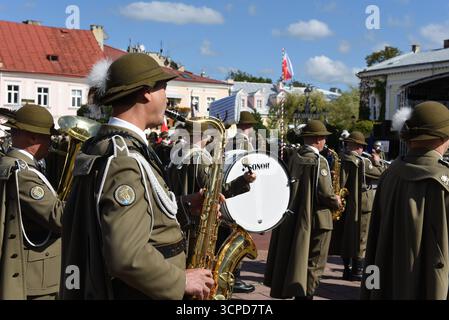Militärkapelle der polnischen Armee, die während des 105. Jahrestages der Truppen der Podhale Rifles in Sanok auftritt und bei der öffentlichen Feier Musik spielt. Stockfoto
