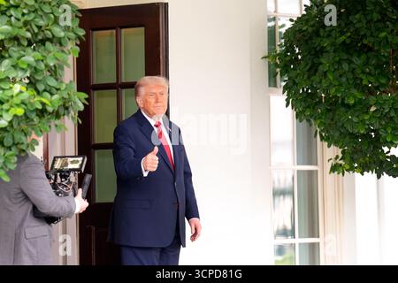 Washington, USA. September 2025. US-Präsident Donald Trump geht nach seinem Treffen mit dem türkischen Präsidenten Recep Tayyip Erdogan am 25. September 2025 im Weißen Haus in Washington aus. Foto: Yuri Gripas/Pool/SIPA USA Credit: SIPA USA/Alamy Live News Stockfoto