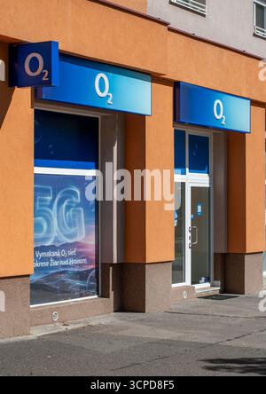 Ziar nad Hronom, Slowakei - 21. September 2025 : Schild des O2-Mobilfunknetzbetreibers. O2-Zweig in Ziar nad Hronom. Slowakei. Stockfoto