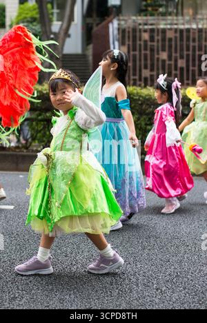 TOKIO, JAPAN - 27. OKTOBER 2024 - Vertikales Bild japanischer Mädchen bei Omotesando Halloween in Tokio, einer jährlichen Veranstaltung im Stadtteil Harajuku Stockfoto