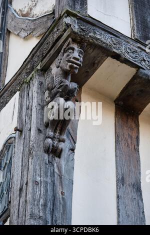 Großbrust-Groteske, die im 15. Jahrhundert dem hölzernen 8 Palace Street House aus dem 13. Jahrhundert hinzugefügt wurde, Canterbury, Kent, Großbritannien Stockfoto