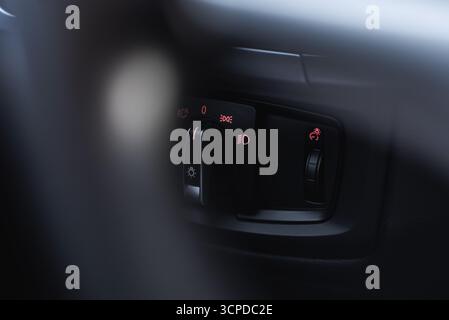 Nahaufnahme der Scheinwerfer-Bedienkonsole im Innenraum des BMW X6 Stockfoto
