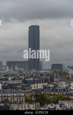 Paris, Frankreich - 09 24 2025: Panoramablick auf den Süden von Paris mit dem Montparnasse-Turm von den Türmen der Kathedrale Notre-Dame de Paris Stockfoto