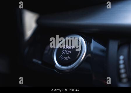 Nahaufnahme der Taste Start Stop Engine im BMW X6 Interior Stockfoto