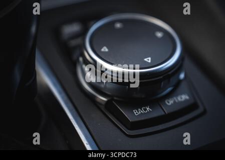Nahaufnahme des BMW X6 iDrive Controllers mit Metallic-Akzenten Stockfoto