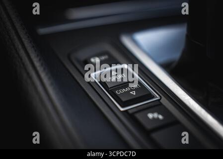 Nahaufnahme des Fahrmoduswahlschalters im Innenraum des BMW X6 Stockfoto