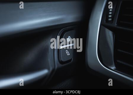 Nahaufnahme der Türverriegelung des BMW X6 und der Lüftungsschlitze Stockfoto