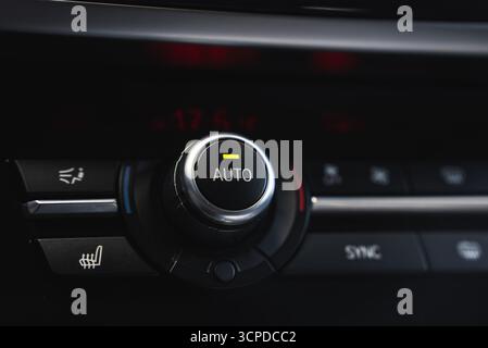 Nahaufnahme der Klimaregelung im BMW X6 Interior Stockfoto