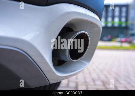 Nahaufnahme des BMW X6 Auspuffrohrs mit hinterem Stoßfänger in städtischer Umgebung Stockfoto