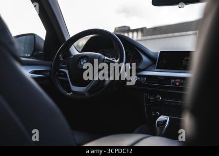 Nahaufnahme des BMW X6 Interior mit Lenkrad und Armaturenbrett Stockfoto