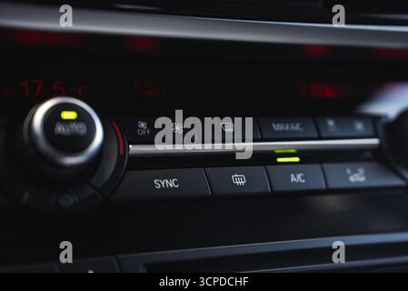 Nahaufnahme der Klimaautomatik im BMW X6 Interior Stockfoto