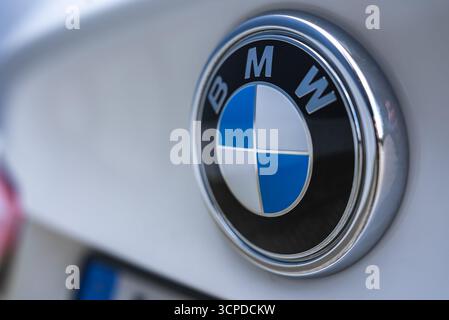 Nahaufnahme des BMW Logos auf dem Heck des weißen BMW X6 Fahrzeugs Stockfoto