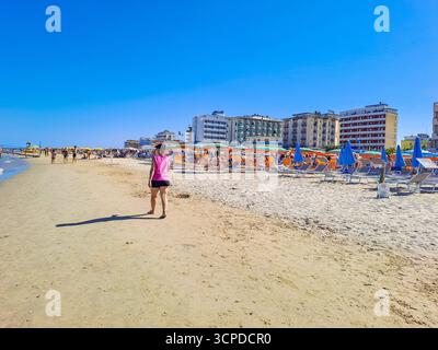 Cesenatico-Italien- 7. September 2025: Die Menschen entspannen im Sommer an der Strandküste. Konzept des Urlaubs am Meer. Hochwertige Fotos Stockfoto