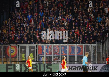 Fans des Fotbal Club FCSB während des Phase MD1-Spiels der UEFA Europa League 2025/26 zwischen Go Ahead Eagles und Fotbal Club FCSB im Stadion de Adelaarshorst am 25. September 2025 in Deventer, Niederlande. (Foto: Marcel ter Bals/MTB-Photo/Alamy Live News) Stockfoto