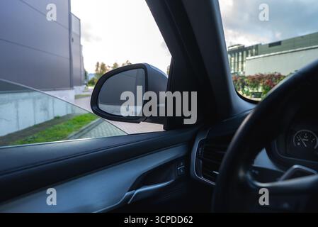Nahaufnahme des Innenraums des BMW X6 mit Rückspiegelansicht auf der Fahrerseite Stockfoto