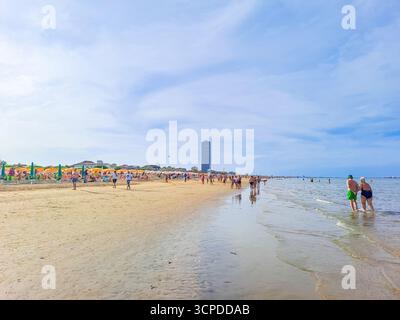 Cesenatico-Italien- 7. September 2025: Die Menschen entspannen im Sommer an der Strandküste. Konzept des Urlaubs am Meer. Hochwertige Fotos Stockfoto