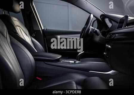 Nahaufnahme des BMW X6 Interior mit schwarzen Ledersitzen und Armaturenbrett Stockfoto