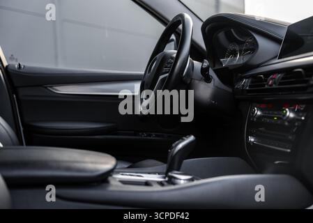 Nahaufnahme des Innenraums des BMW X6 mit Hervorhebung des Armaturenbretts und der Konsole Stockfoto