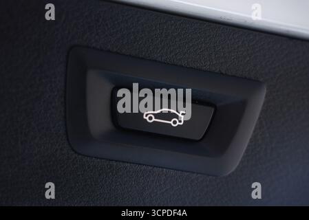 Nahaufnahme der Kofferraumtaste im BMW X6 Interior Stockfoto