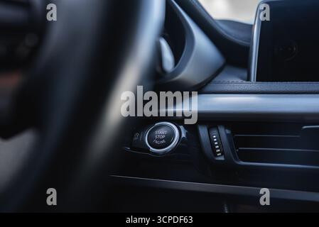 Nahaufnahme des BMW X6 Interior Armaturenbretts mit Start- oder Stopp-Taste Stockfoto