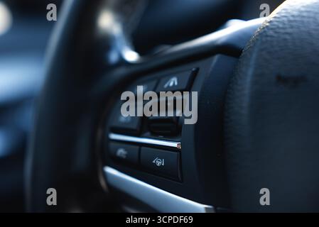 Nahaufnahme der Lenkradbedienelemente bei einem BMW X6 Interior Stockfoto