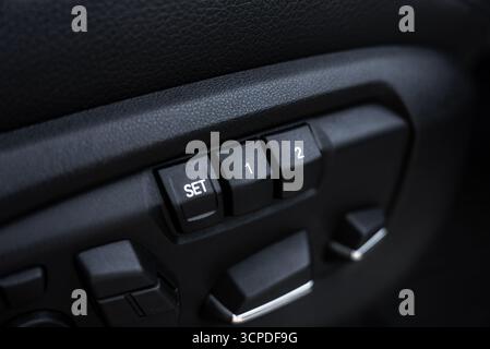 Nahaufnahme der Bedienelemente für die Sitzverstellung im BMW X6 Interior Stockfoto
