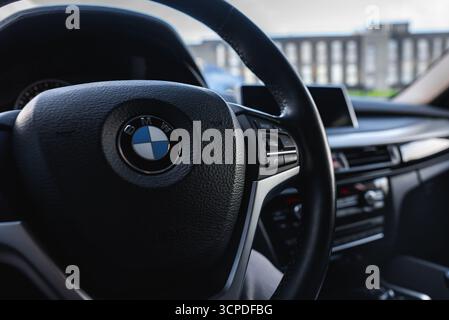 Nahaufnahme des BMW X6 Interior mit Lenkrad und Armaturenbrett Stockfoto