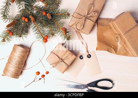 Gestalten Sie festliche Geschenkpakete mit natürlichen Dekorationen und einfachen Materialien Stockfoto