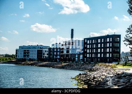 Modernes Wohngebäude im Viertel Pro Kapital Kalaranna in Tallinn, Estland, mit zeitgenössischem Design mit Holz- und Glasdetails. Stockfoto