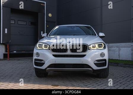 Close Up Front View of White BMW X6 in Industrial Setting Stockfoto