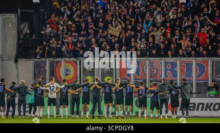 Die Fans des Fotbal Club FCSB und des Fotbal Club FCSB feiern am 25. September 2025 im Stadion de Adelaarshorst in Deventer, Niederlande, während der Phase MD1 der UEFA Europa League 2025/26 League zwischen Go Ahead Eagles und Fotbal Club FCSB. (Foto: Marcel ter Bals/MTB-Photo/Alamy Live News) Stockfoto