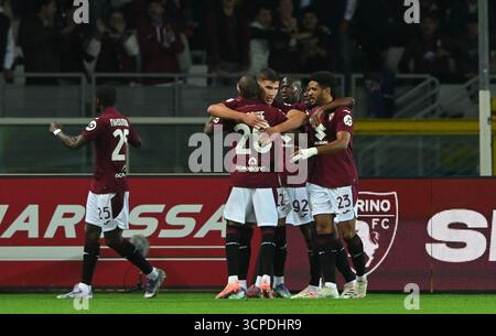Cesare Casadei vom FC Torino feiert mit seinen Teamkollegen das Tor beim Coppa Italia Spiel zwischen Turin FC und Pisa SC am 13. September 2025 im Stadio Olimpico Grande Turin. (Foto: Chris Ricco) Stockfoto