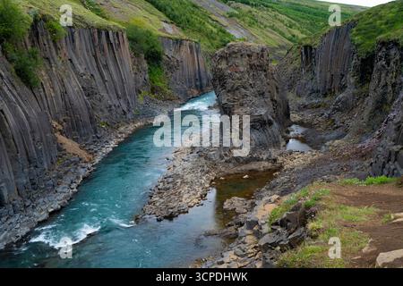 Studlagil Canyon mit säulenförmigen Basaltwänden und wunderschönem türkisfarbenen Wasser in Island Stockfoto