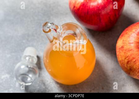Bio-Apfelessig in einer Flasche zum Kochen Stockfoto
