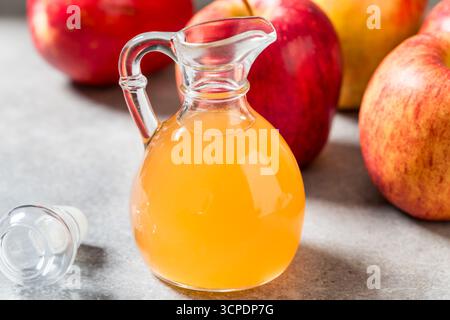 Bio-Apfelessig in einer Flasche zum Kochen Stockfoto