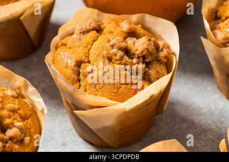 Gesunde hausgemachte Kürbis-Gewürz-Muffins zum Frühstück Stockfoto