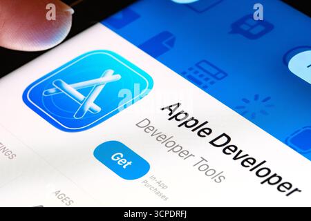 Apple Developer auf iPad mit Äpfeln neues Liquid Glass aktualisiertes App-Design iOS 26 Entwicklerressourcen im App Store. Stafford, Vereinigtes Königreich, Sep Stockfoto