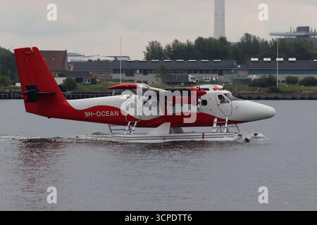 Danish de Havilland Canada DHC-6 Twin Otter Nordic Sea Flugzeug 9H-OCEAN landet im Kopenhagener Hafen von einem Touristenrundflug. Stockfoto
