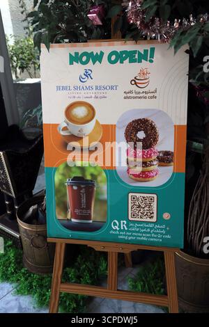 Alstromeria Café Poster mit Menü auf einem QR Code Sama Jebel Shams Resort Hajar Mountains Stockfoto