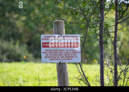 Ein Schild mit dem Titel „Private Property“ warnt die Menschen davor, sich von den öffentlichen Wegerechten abzuwenden, da die Eigentümer nicht beabsichtigen, es für die öffentliche Nutzung zu verwenden. Stockfoto