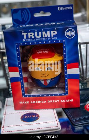 Der Trump Store im Trump Tower an der Fifth Avenue verkauft Markenartikel und Souvenirs für den 45./47. POTUS, New York City, USA 2025 Stockfoto