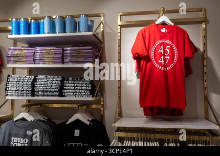 Der Trump Store im Trump Tower an der Fifth Avenue verkauft Markenartikel und Souvenirs für den 45./47. POTUS, New York City, USA 2025 Stockfoto