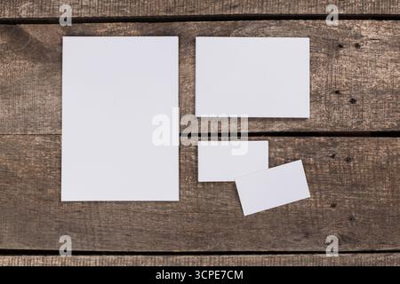 Verschiedene leere Schreibwaren auf einer rustikalen Holzfläche angeordnet Stockfoto