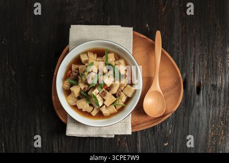 Sichuan Mapo Tofu oder Mapo Doufu, scharfer Chili Tofu, traditionelles chinesisches Gericht. Draufsicht Stockfoto